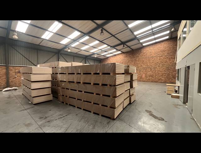 500M² WAREHOUSE TO LET IN SPARTAN